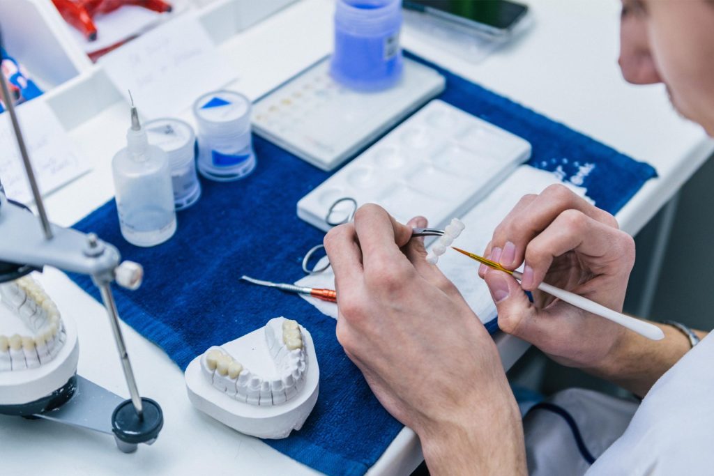 Técnico haciendo prótesis dentales